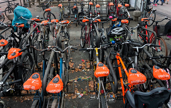 Schutzbezüge mit pro kopf style-Werbung auf Fahrradsätteln am S-Bahnhof SchöneweideSchutzbezüge mit pro kopf style-Werbung auf Fahrradsätteln am S-Bahnhof Schöneweide