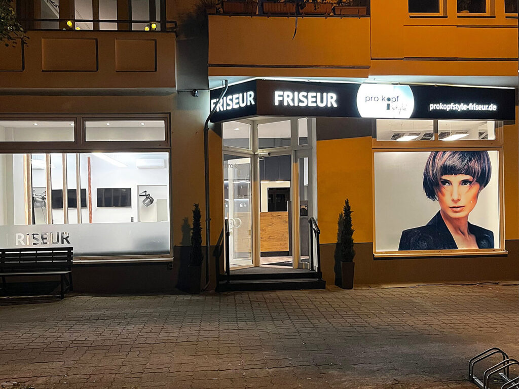 pro kopf style Friseur Herweghstraße 15, 12487 Berlin: Aussenansicht beleuchtet am Abend