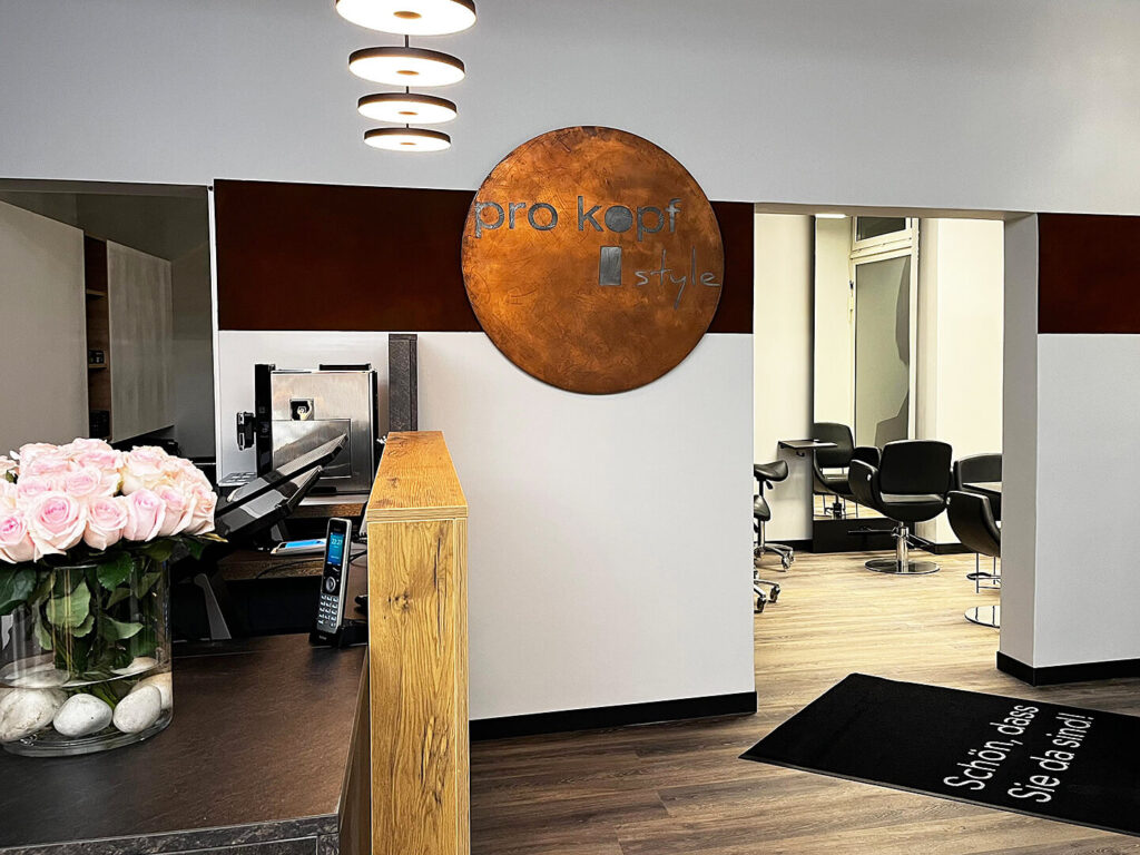 pro kopf style Friseur Herweghstraße 15, 12487 Berlin: Innenansicht Rezeption und Bedienplätze