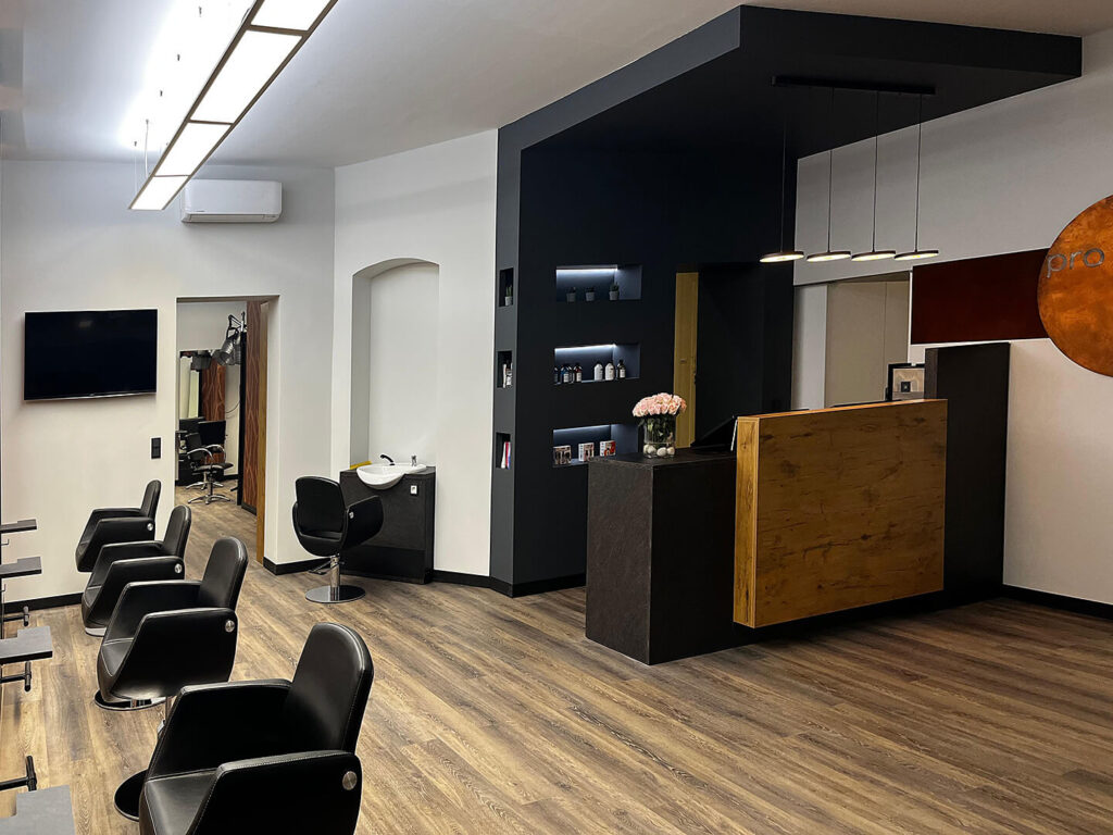 pro kopf style Friseur Herweghstraße 15, 12487 Berlin: Innenansicht Bedienplätze & Rezeption